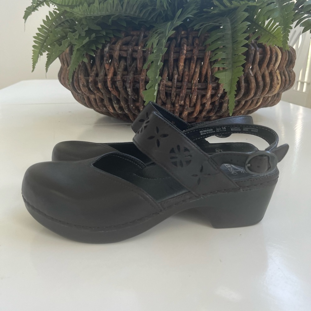 Dansko clog sandals ankle strap black leather 7.5 EUC!